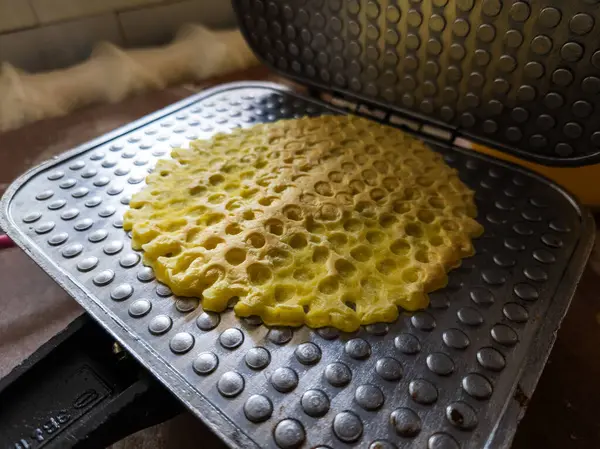 Üstünde waffle olan bir waffle makinesi..