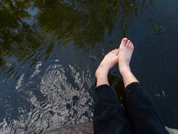 Bir insanın ayakları suyun içinde, ayakları havada..