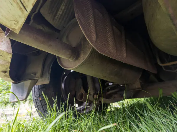 Büyük egzoz borusu olan bir arabanın alt tarafında..