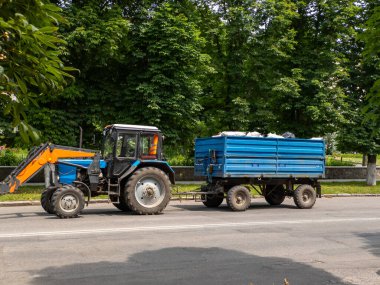Traktör römorku yol boyunca seyahat eder..