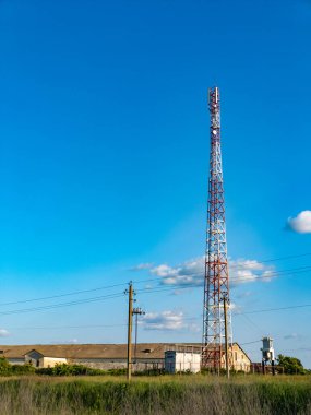Çimen tarlasının ortasında bir baz istasyonu..