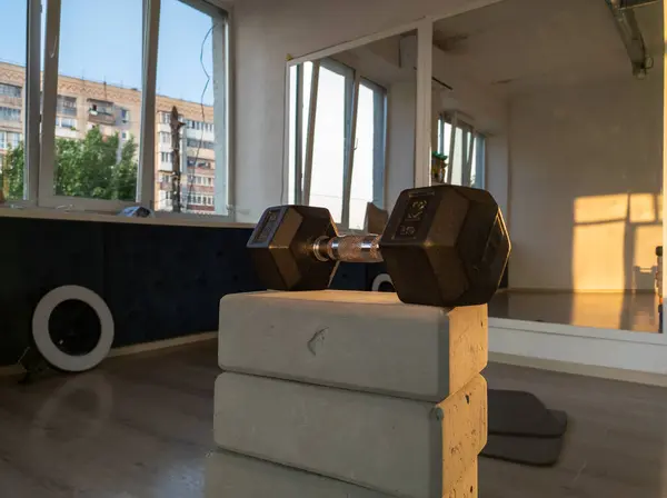 Spor salonunun tepesinde oturan bir çift dambıl..