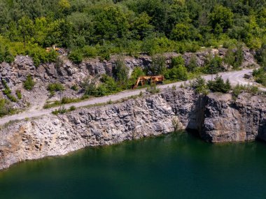 Kayalık bir uçurumun yanında büyük bir su kütlesi..