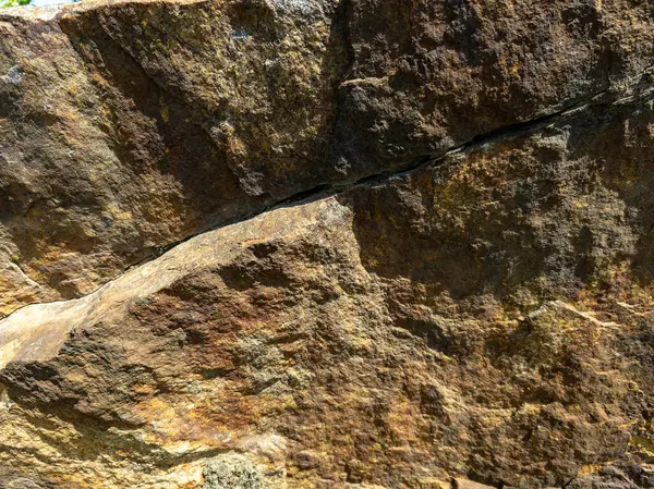 İçinde çatlak olan büyük bir kaya..