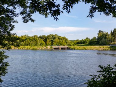 Arka planda köprü olan bir su kütlesi..