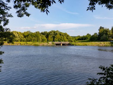 Arka planda köprü olan bir su kütlesi..