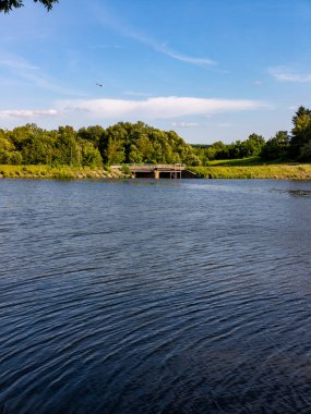 Arka planda köprü olan bir su kütlesi..