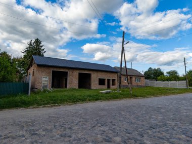 Siyah çatılı ve iki kapılı beklenmedik tuğla bina..