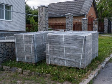 Çimlerin üzerinde duran bir kaç kutu..