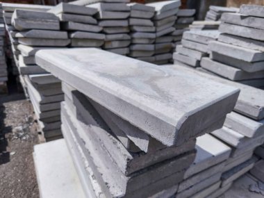 Üst üste yığılmış beton bloklar..