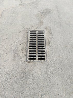 Metal kanalizasyon ızgarası sokağın ortasında..