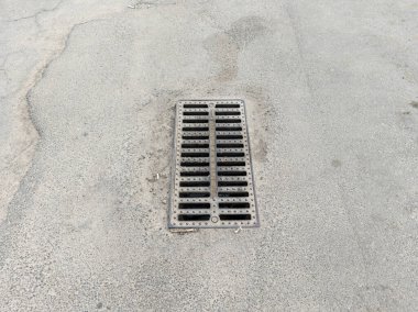 Metal kanalizasyon ızgarası sokağın ortasında..