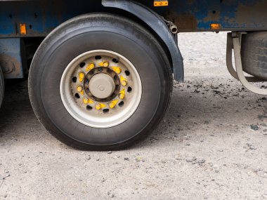 Yolun kenarındaki bir kamyon lastiğinin yakın çekimi..