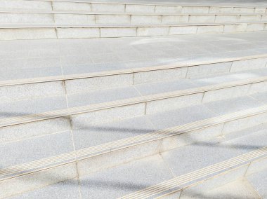 Bir binanın tepesine çıkan bir dizi beton basamak..