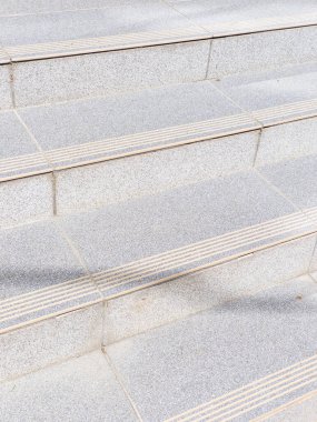 Üzerinde çizgiler olan bir dizi beton basamak..