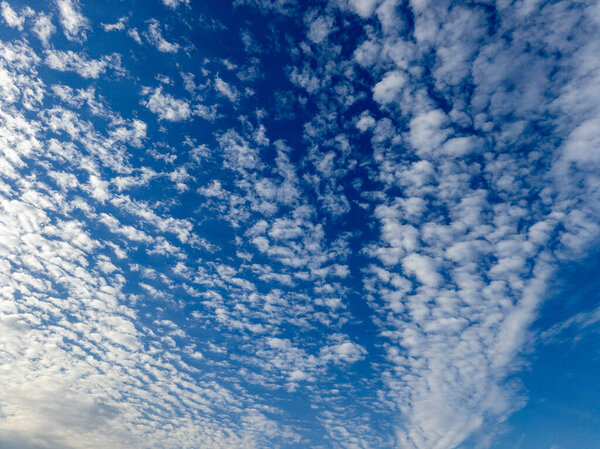 Голубое небо с белыми облаками посередине.