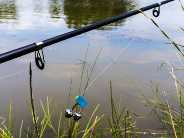 Üzerine çan bağlanmış olta kamışı..