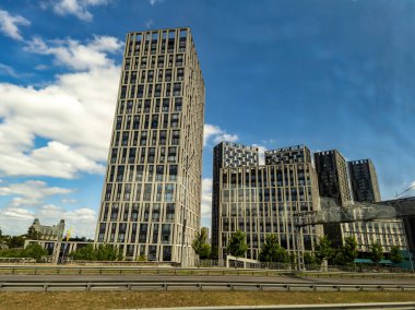 Bir şehir caddesinde yan yana oturan bir grup yüksek bina..