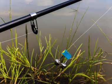 Üzerine çan bağlanmış olta kamışı..