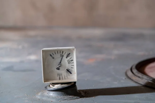 Isıtma tankındaki eski yağ seviyesi göstergeleri. Yüksek kalite fotoğraf