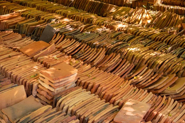 Stapel Oude Handgemaakte Dakpannen Als Textuur Achtergrond Hoge Kwaliteit Foto — Stockfoto