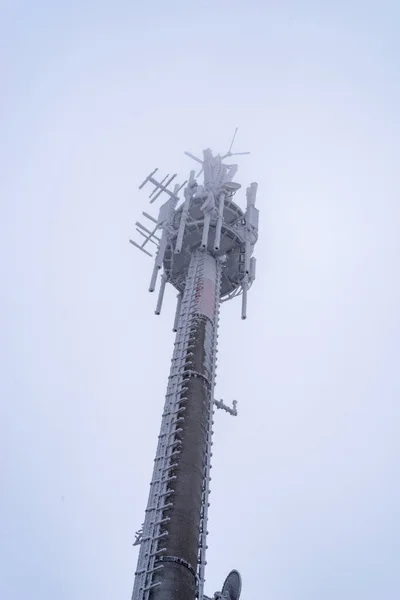 Torre Cellulare Coperta Neve Ghiaccio Una Giornata Invernale Nebbiosa Foto — Foto Stock