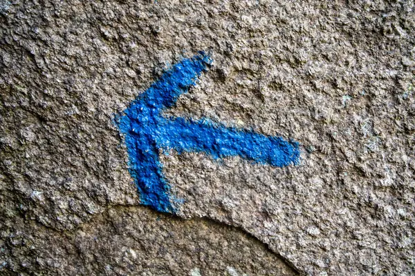 Puntero Montaña Flecha Azul Primer Plano Piedra Dirección Hacia Atrás — Foto de Stock