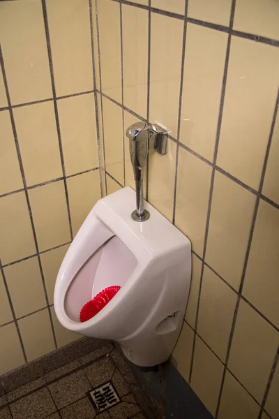Erkekler Tuvaletinde Sıkça Görülen Bir Pisuvar Evet Yüksek Kalite Fotoğraf — Stok fotoğraf
