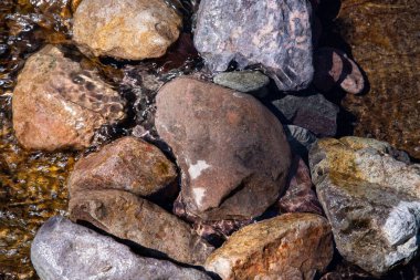 Taşların arasından doku ya da arka plan olarak su akışı. Yüksek kalite fotoğraf