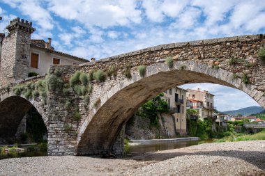 Rieutord Nehri Fransa 'nın Cevennes kentindeki Sümen şehrinden geçer. Yüksek kalite fotoğraf