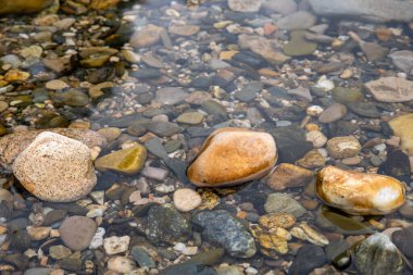 Suyun altındaki granit taşlar. Yüksek kalite fotoğraf