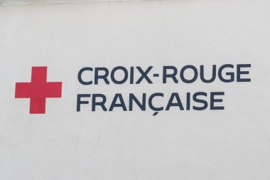Belirgin bir beyaz tabela Croix Rouge Francaise 'in yanında tıbbi yardım anlamına gelen tanınabilir bir kırmızı haç sembolünü gösteriyor.