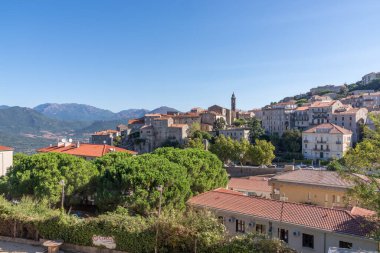 Güneşli bir günde güzel Sartene köyünü izleyin, Korsika, Fransa. Yüksek kalite fotoğraf