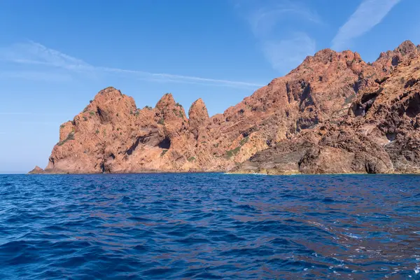 Engin ve geniş bir su kütlesi. Arka planda çarpıcı dağlar yükseliyor. Nefes kesici bir manzara yaratıyor.