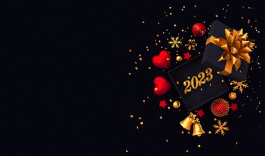 Yeni yıl, Noel 'in karanlık arka planı, açık kutu, altın madalyalar, yıldızlar, kar taneleri, toplar, süsler, kalpler, 2023 numara, 3D