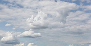Bulanık gökyüzünün panoramik fotoğrafı. Kümülüs bulutlu mavi gökyüzü arkaplanı