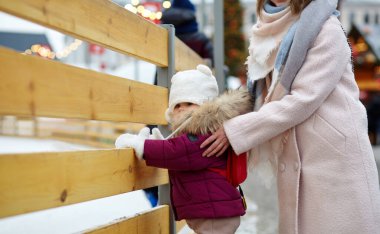 Anne ve kızı Noel ve yeni yıl tatillerinde şehirde dolaşıyorlar. Ebeveyn ve küçük çocuk dışarıda eğleniyor.