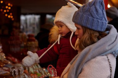 Anne ve kızı Noel ve yeni yıl tatillerinde şehirde dolaşıyorlar. Ebeveyn ve küçük çocuk dışarıda eğleniyor.