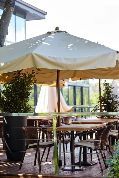 Εστιατόριο Ομπρέλα Βεράντα Λαμπτήρες Φωτισμού Μοντέρνο Εξωτερικό Του Καλοκαιρινού Καφέ — Φωτογραφία Αρχείου