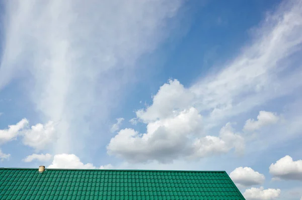 Сооружение Крыши Дома Металлические Плитки Против Голубого Неба — стоковое фото
