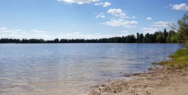 美しい川の風景 晴れた完璧な日に湖の表面 木々や青空を背景に水の表面 ぼやけた画像 選択的な焦点 — ストック写真