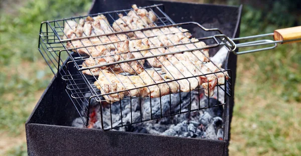Lekkere Kippenvleugels Koken Barbecue Buiten Geroosterd Kippenvlees Close — Stockfoto