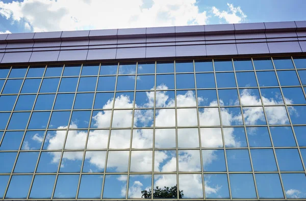 Nuvole Riflesse Nelle Finestre Del Moderno Edificio Uffici Esterno Edificio — Foto Stock