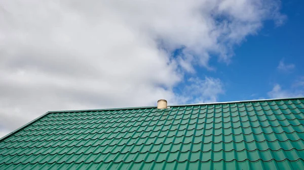 Bau Des Daches Des Hauses Metallfliesen Gegen Blauen Himmel Stockbild