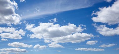 Bulanık gökyüzünün soyut görüntüsü. Kümülüs bulutlu mavi gökyüzü arkaplanı