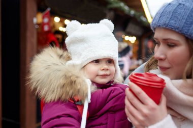 Anne ve kızı Noel ve yeni yıl tatillerinde şehirde dolaşıyorlar. Ebeveyn ve küçük çocuk dışarıda eğleniyor.