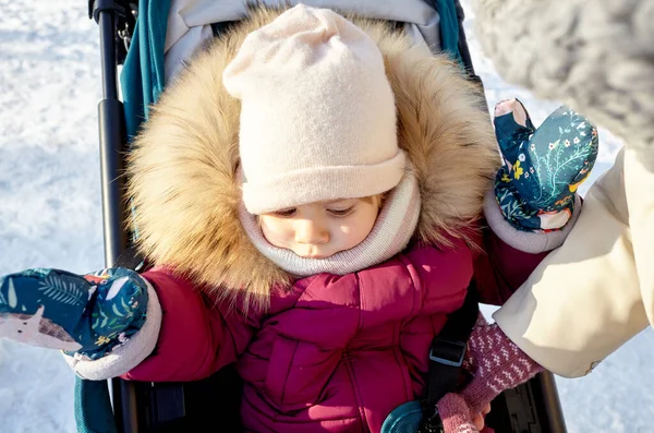 Ibu Dan Anak Perempuan Berjalan Taman Kota Musim Dingin Pada Stok Foto