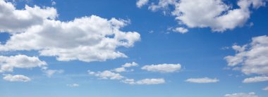 Bulanık gökyüzünün soyut görüntüsü. Kümülüs bulutlu mavi gökyüzü arkaplanı