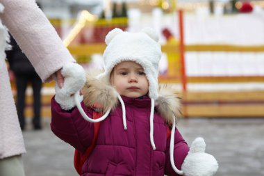 Anne ve kızı Noel ve yeni yıl tatillerinde şehirde dolaşıyorlar. Ebeveyn ve küçük çocuk dışarıda eğleniyor.