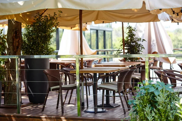 Restaurant Terrassenschirm Mit Glühbirnen Modernes Äußere Des Sommercafés Verschwommenes Bild lizenzfreie Stockbilder